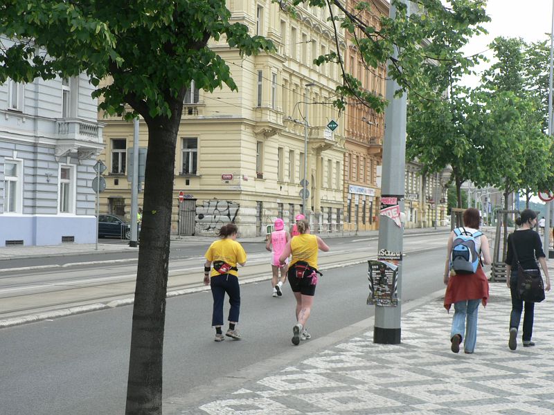 Maraton09 111.jpg - Podél nás běží růžoví panteři a žlutí kanárci z USA.